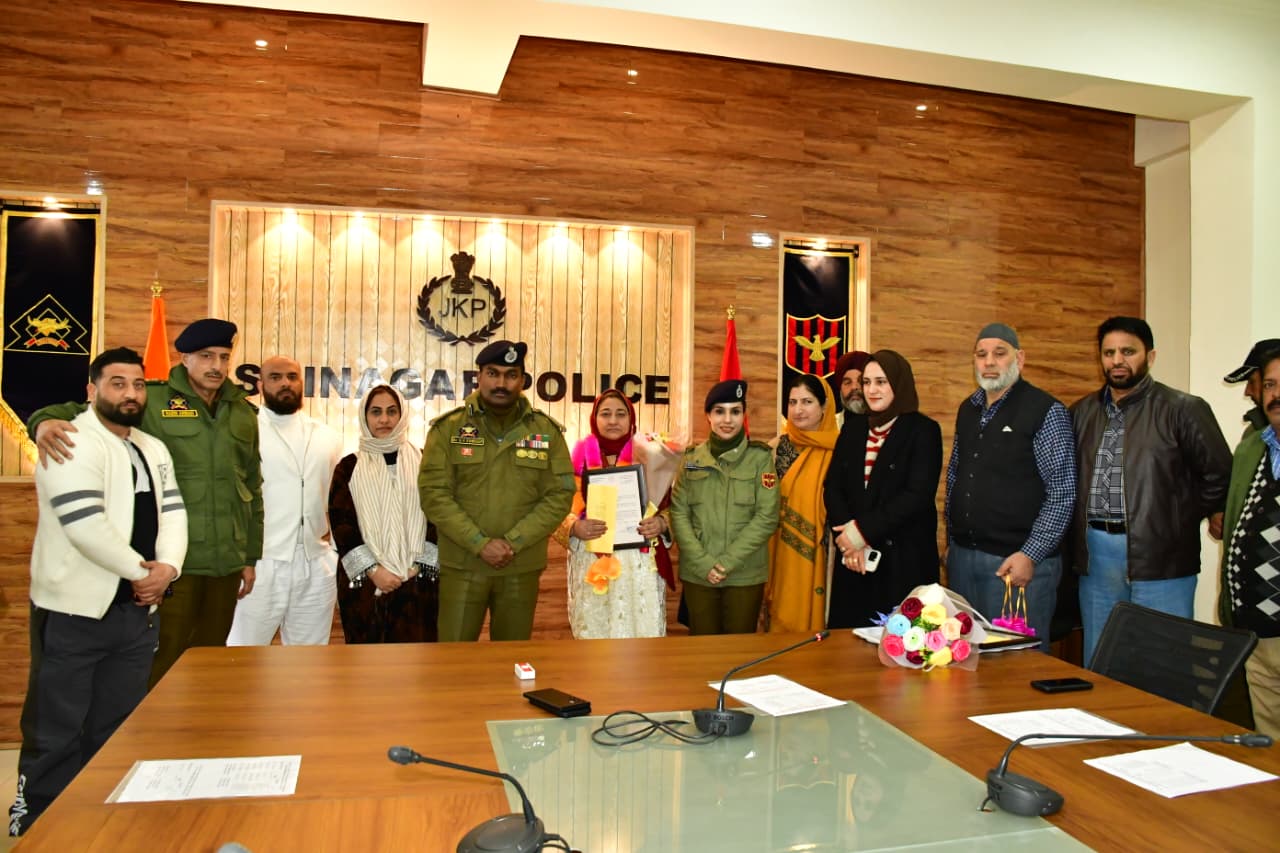 'Srinagar Police Accord Warm Send-Off to Retiring Officials'