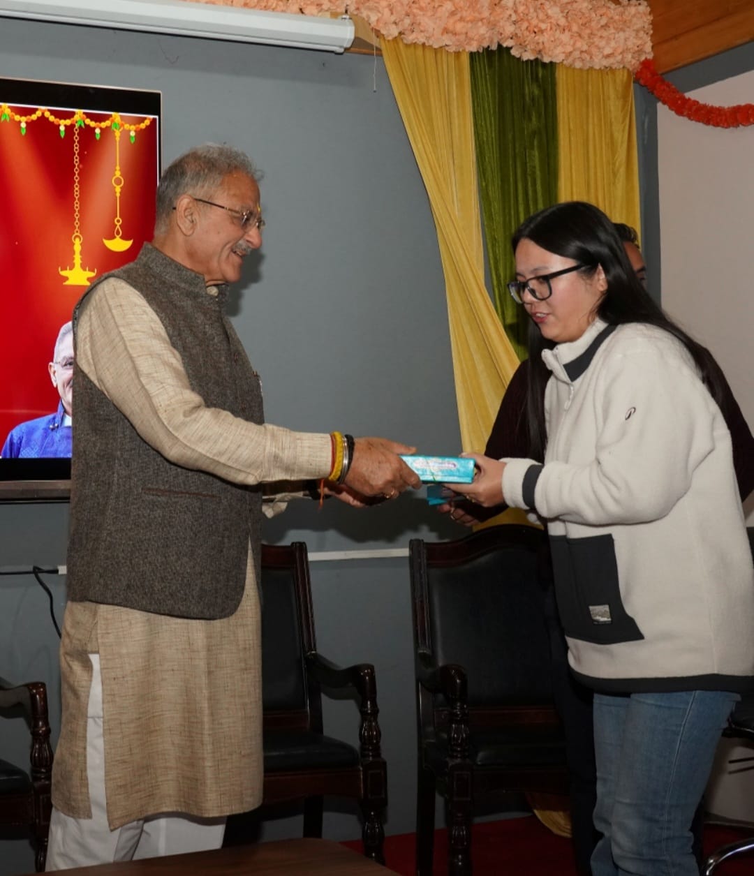 'LG Kavinder Gupta celebrates Diwali with Officers, Staff at LG Secretariat, Leh'