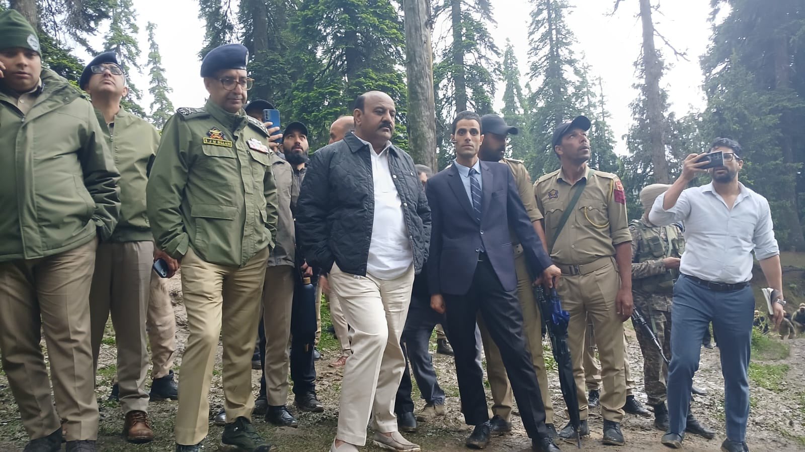 'CM Omar Abdullah Deputes Deputy CM to Gulmarg as Massive Rescue Operation Follows Gondola Disruption'