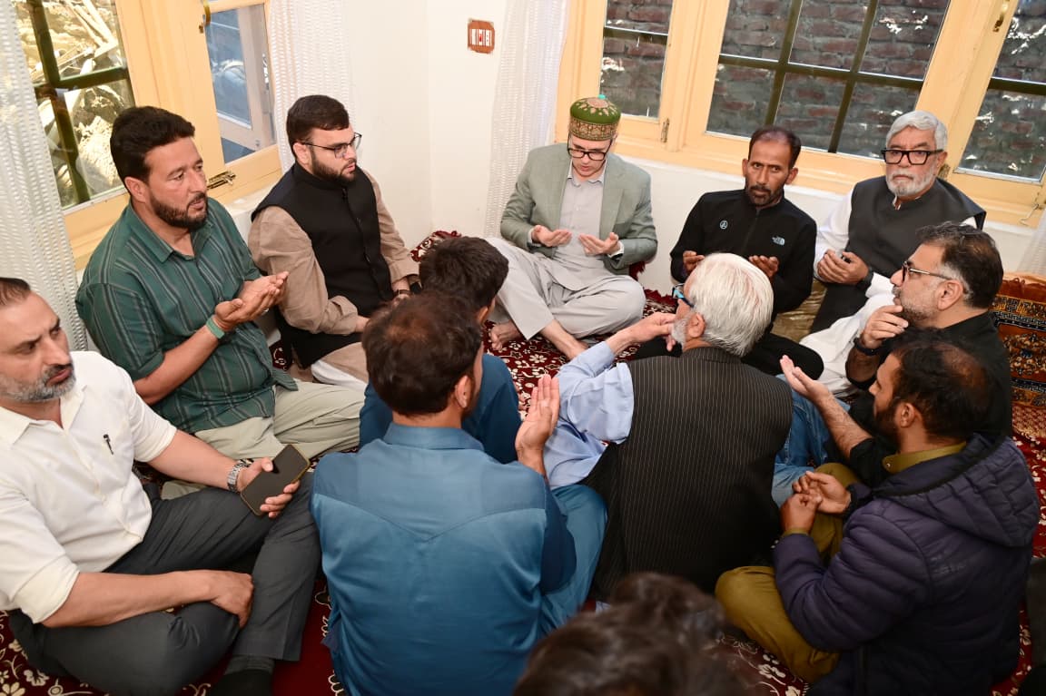 'CM Omar Abdullah meets family of minor girl brutally murdered in Budgam, promises justice'