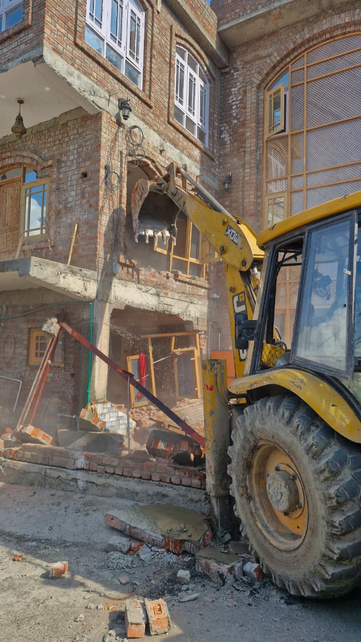 'Srinagar Police Demolish Rs 2 Crore Illegal Property of Drug Peddler in Major Anti-Narcotics Action'