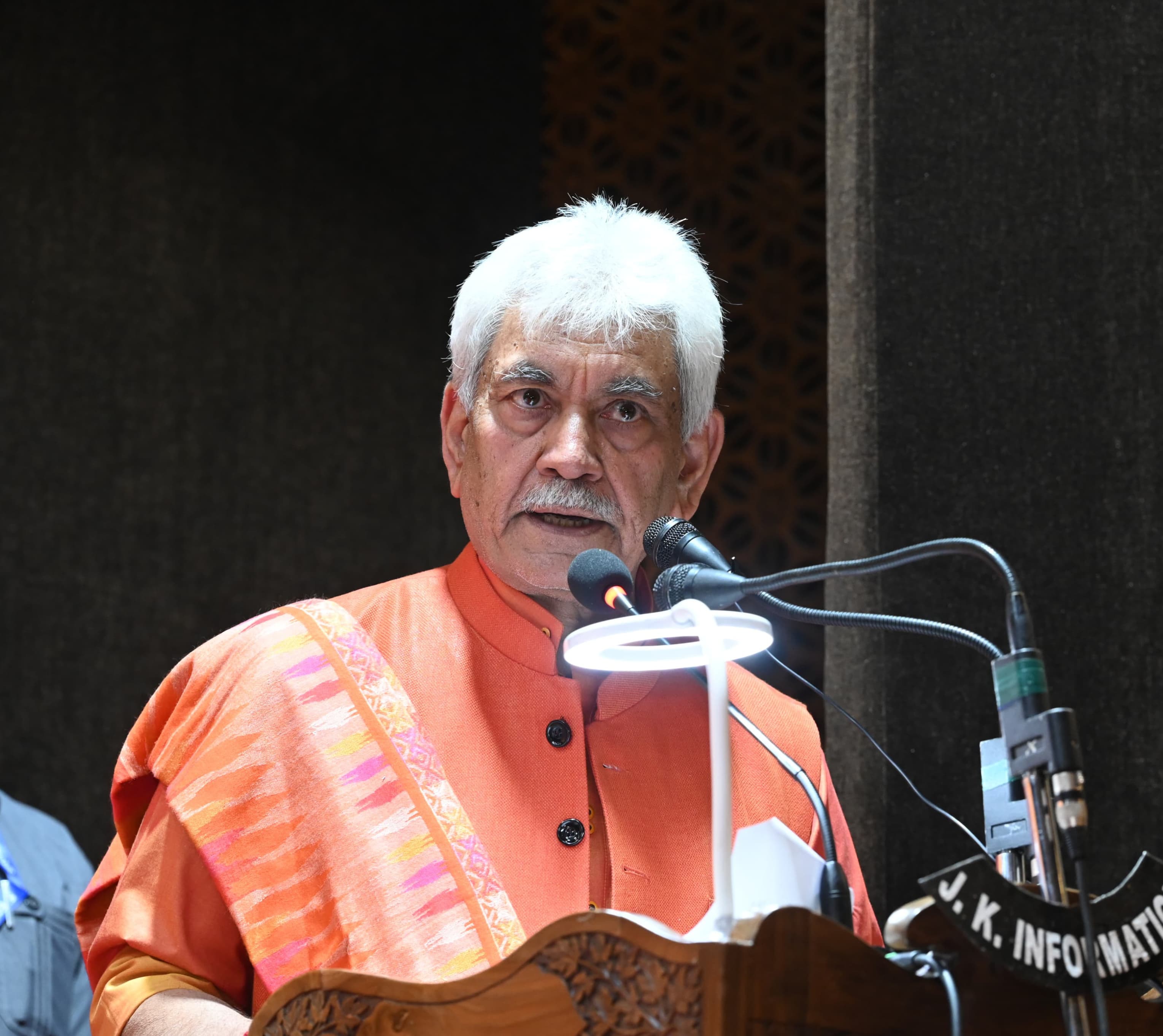 'LG Sinha Pays Tribute to Maharaja Hari Singh on His Birth Anniversary'